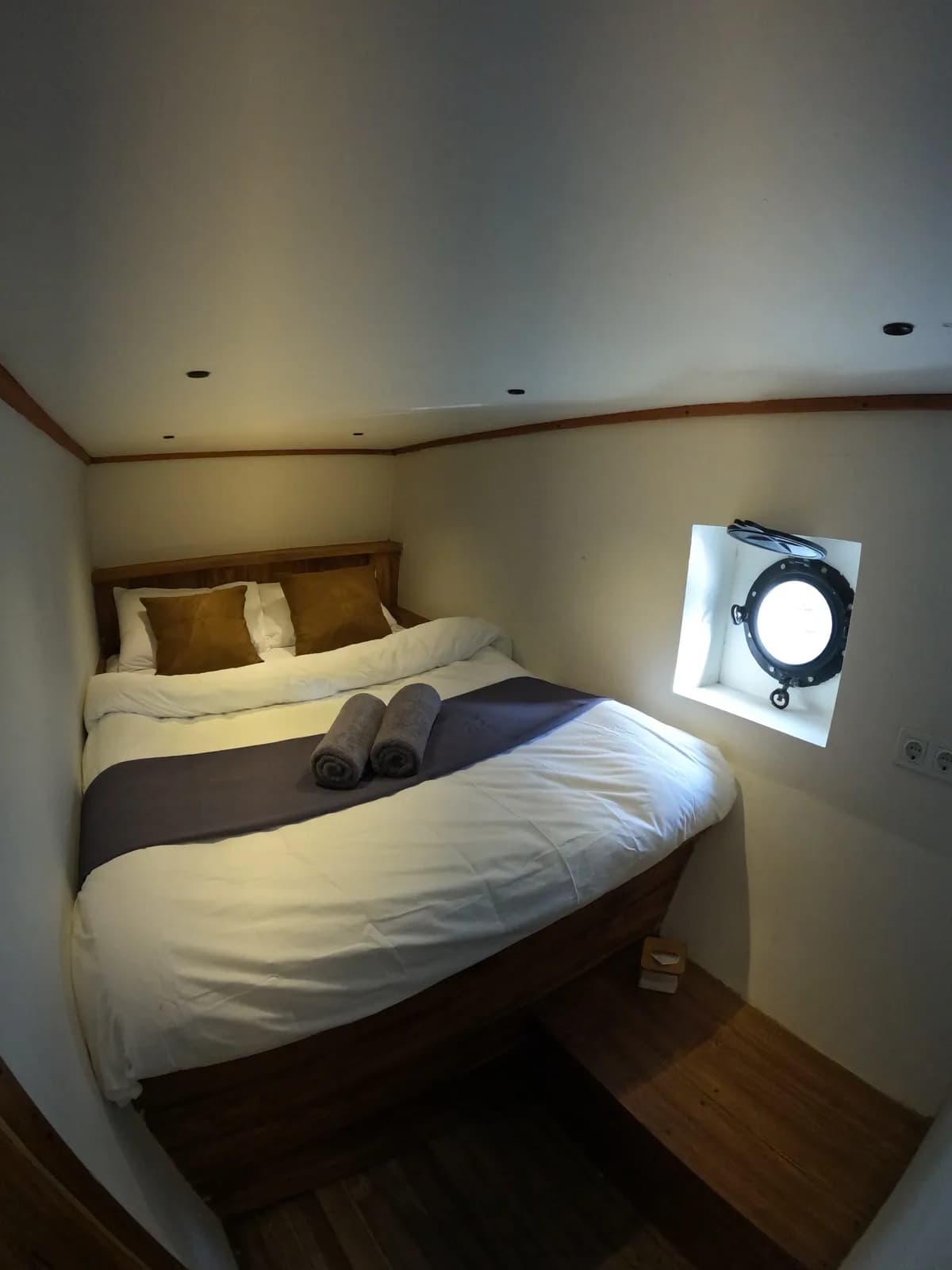 Deluce Cabin - Komodo Labuan Bajo Phinisi Boat Cabin