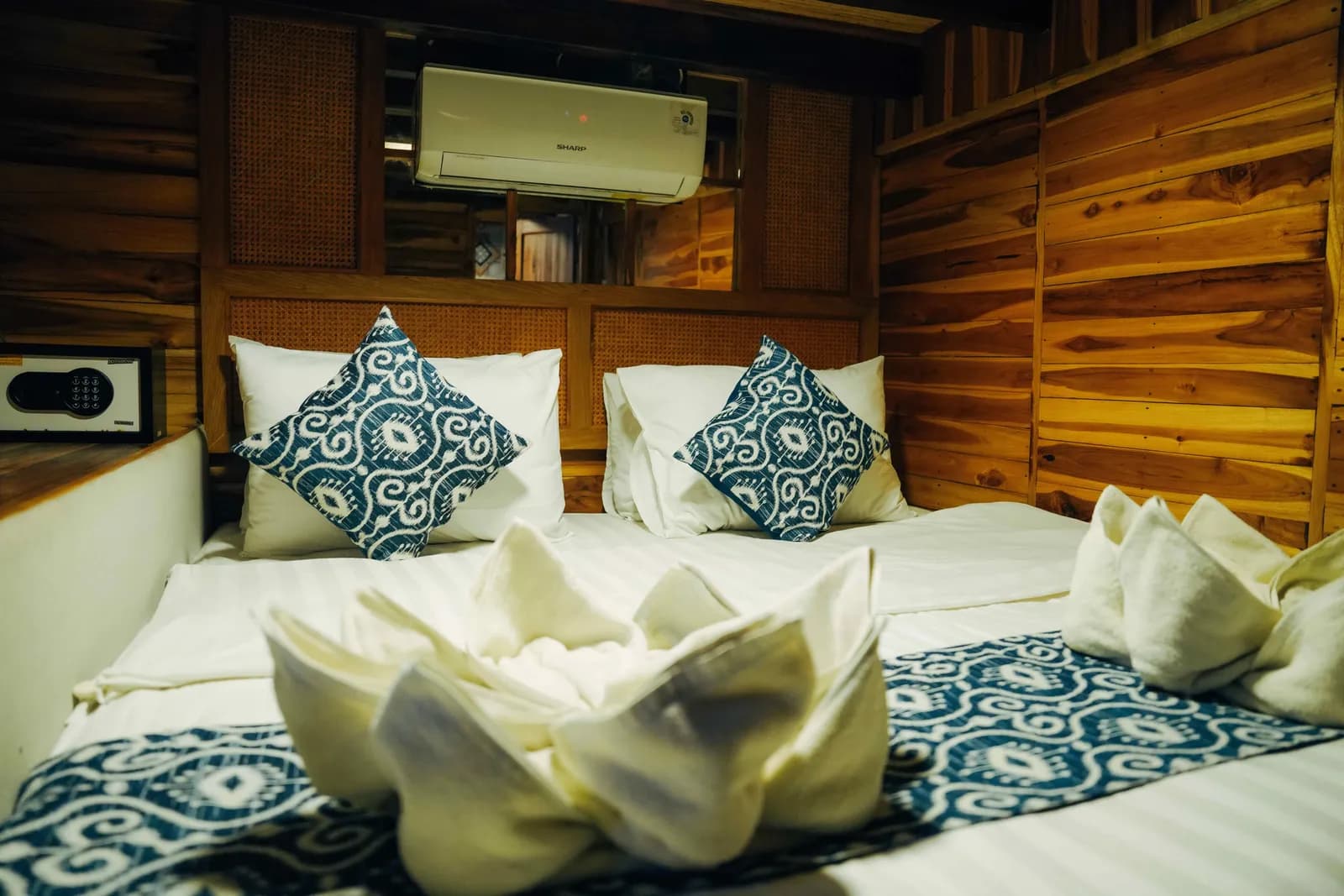 Deluxe Cabin 2 - Komodo Labuan Bajo Phinisi Boat Cabin