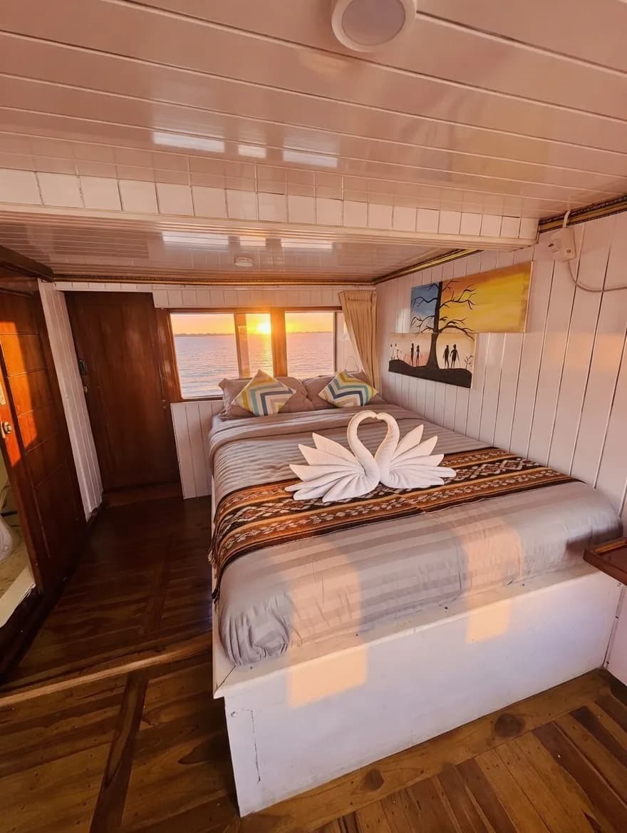 Flores Cabin - Komodo Labuan Bajo Phinisi Boat Cabin