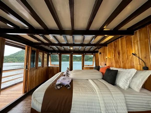 Master Cabin - Komodo Labuan Bajo Phinisi Boat Cabin