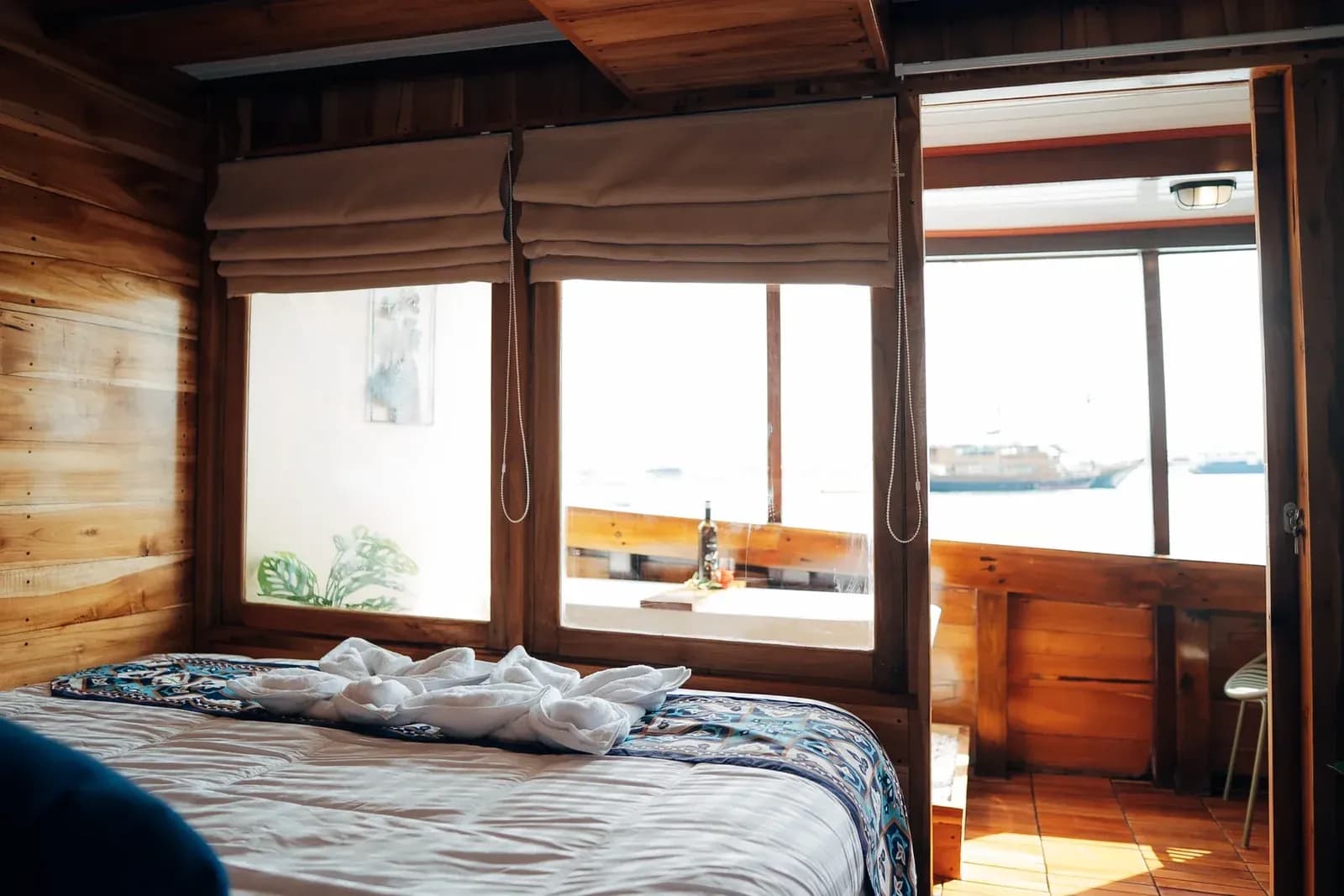 Bantaeng Cabin - Komodo Labuan Bajo Phinisi Boat Cabin