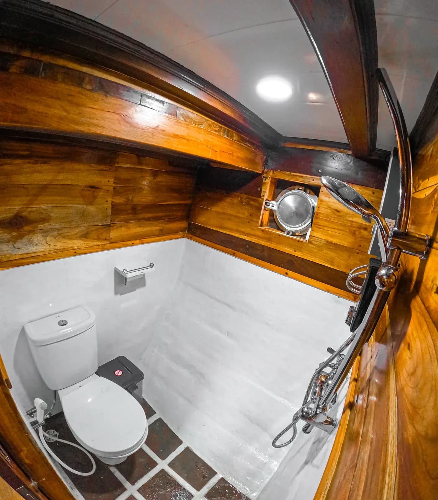 Lagoon Cabin - Komodo Labuan Bajo Phinisi Boat Cabin