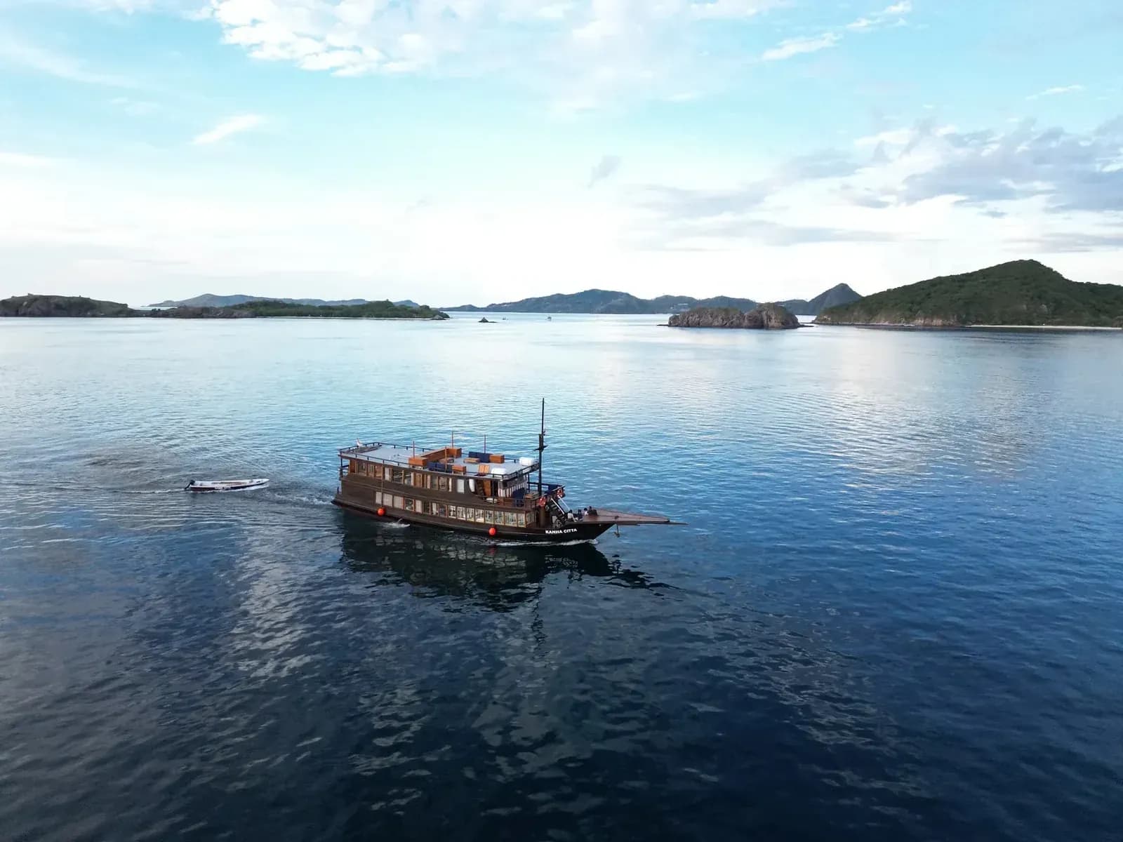 Private Charter – Kanha Citta - Private Charter – Kanha Citta - Full Day Tour Komodo