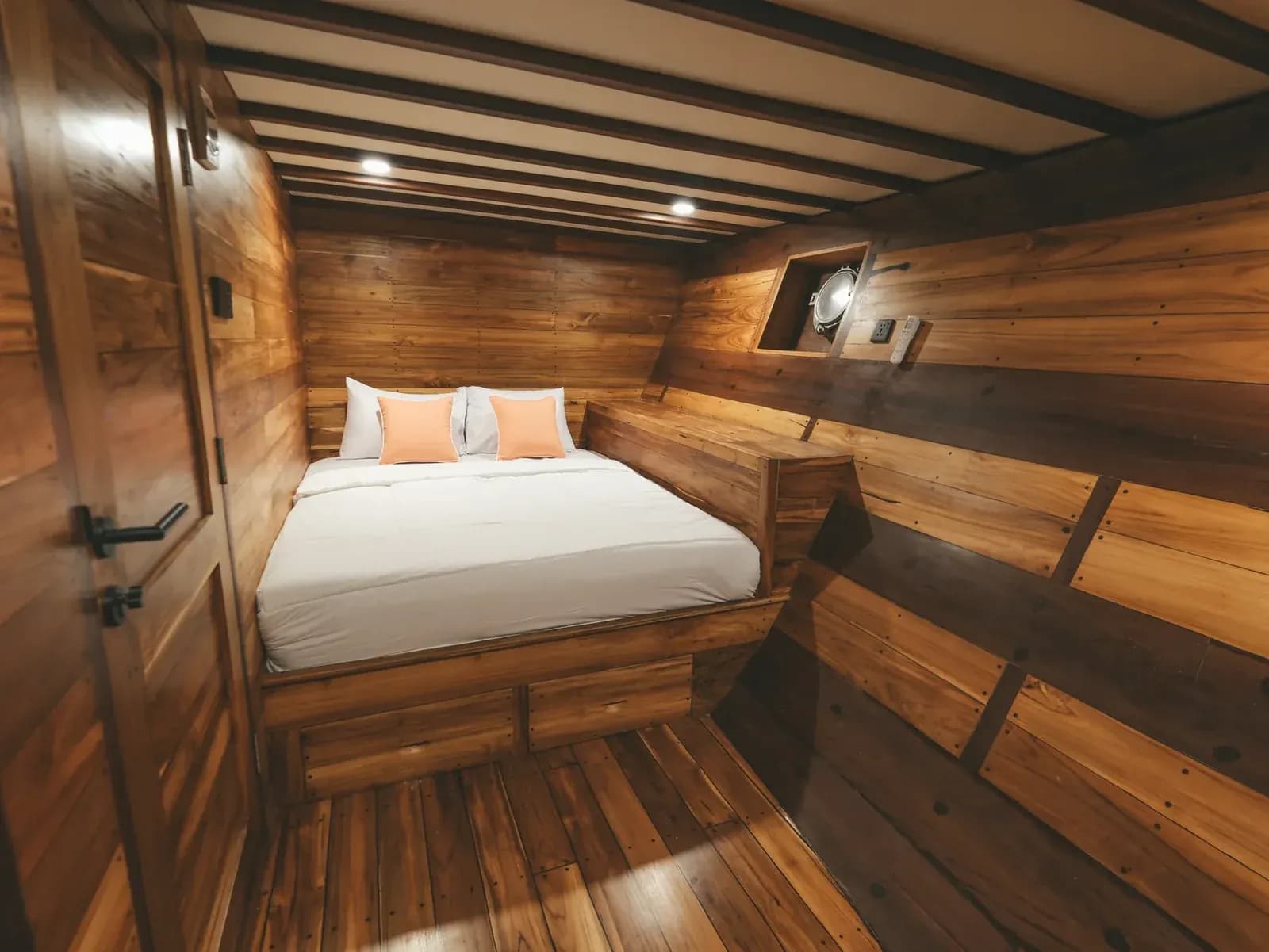 Aruna Cabin - Komodo Labuan Bajo Phinisi Boat Cabin