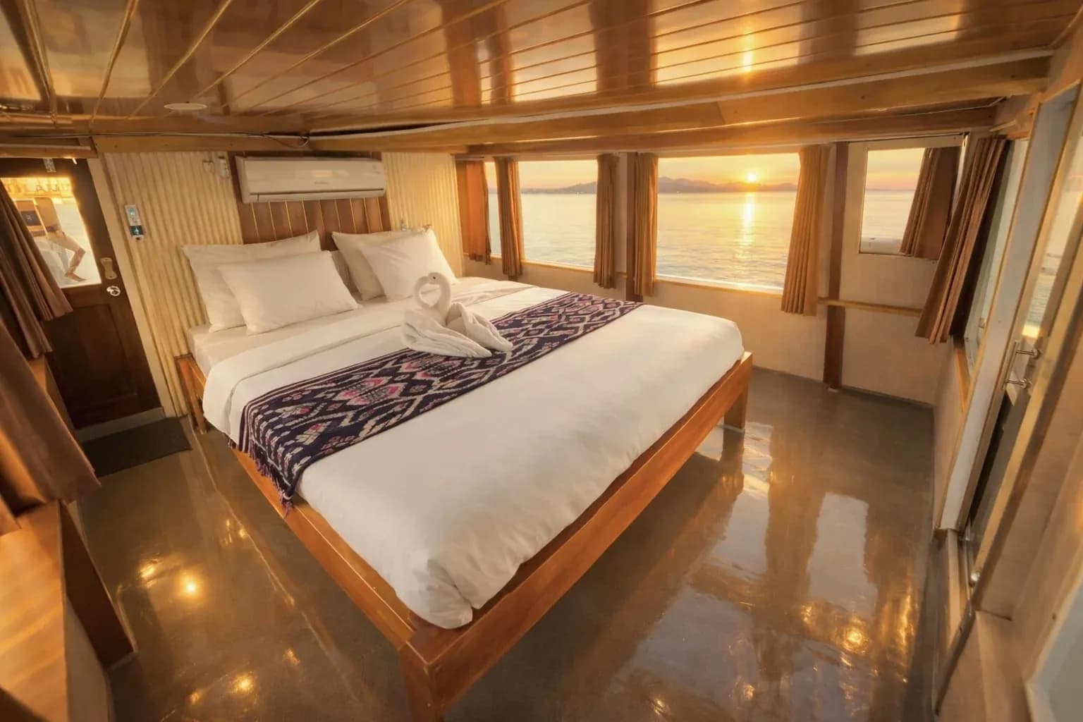 Master Cabin 1 - Komodo Labuan Bajo Phinisi Boat Cabin