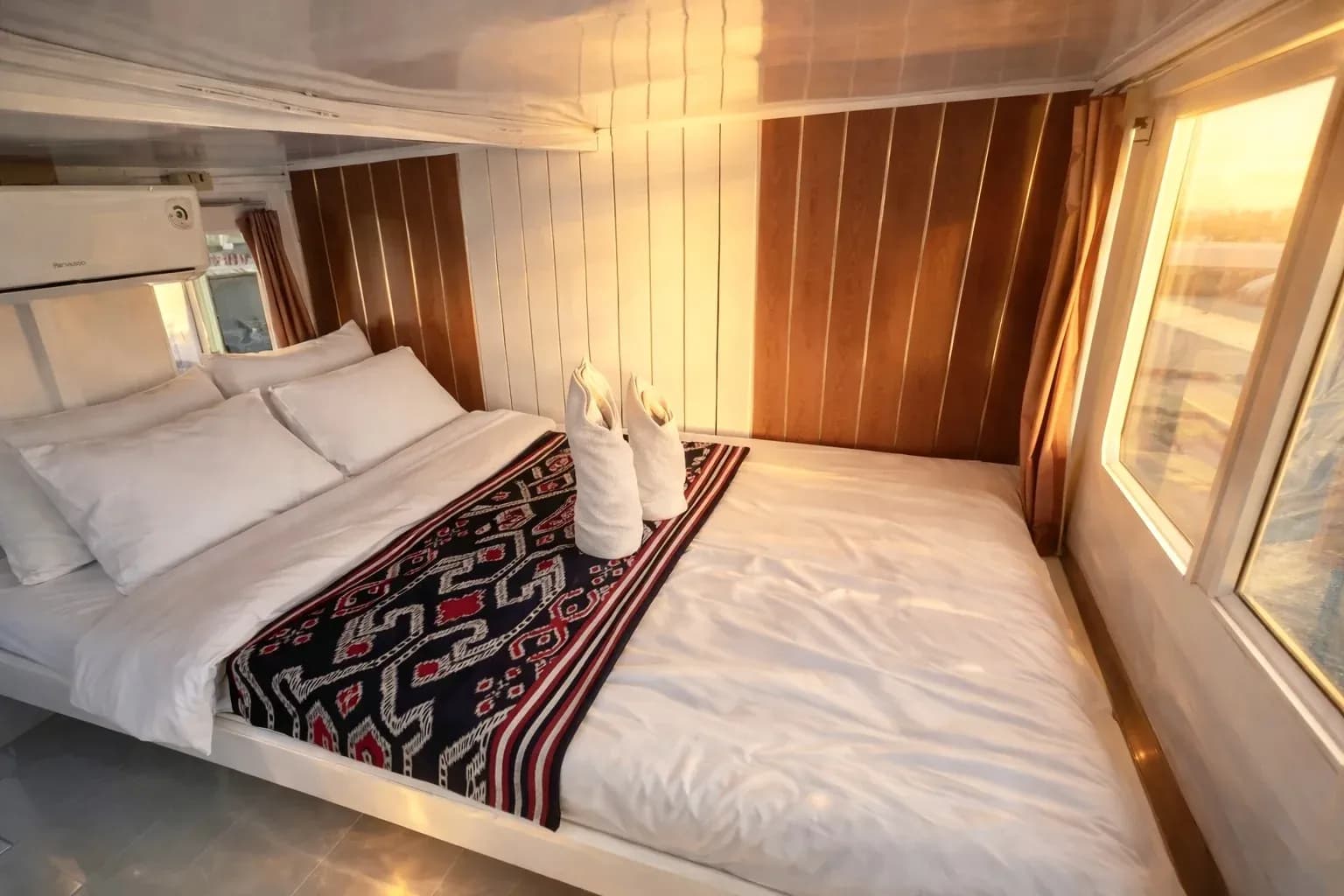 Superior Cabin - Komodo Labuan Bajo Phinisi Boat Cabin